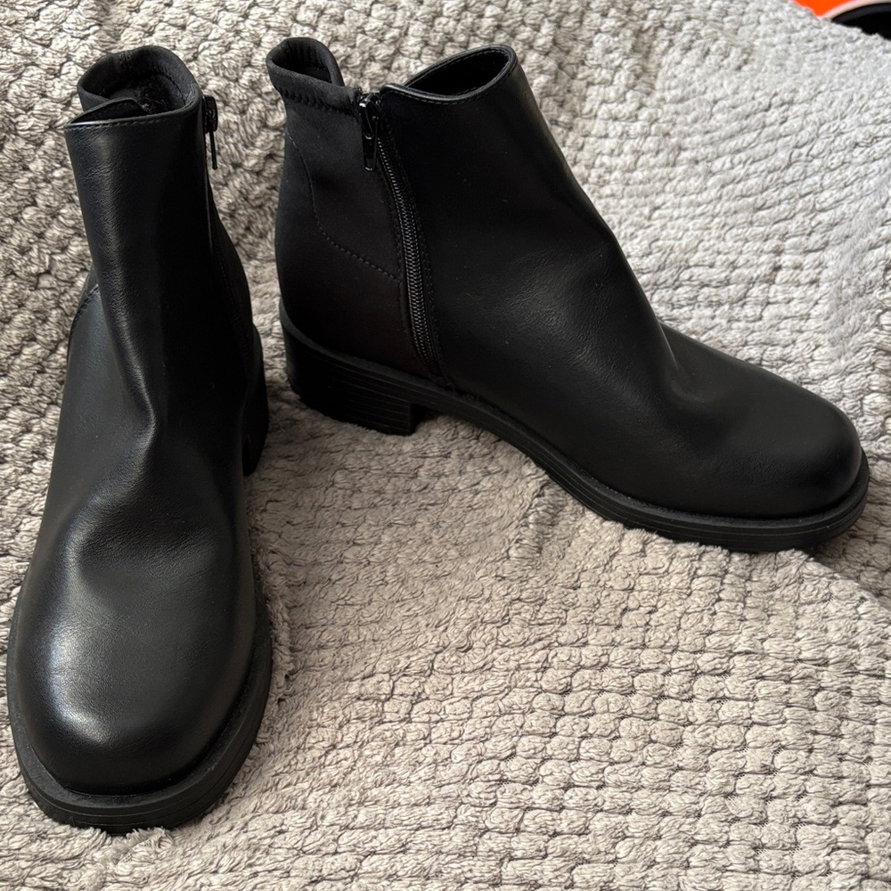 Unite like new Black side zipper faux leather and Textile Casual ankle boots